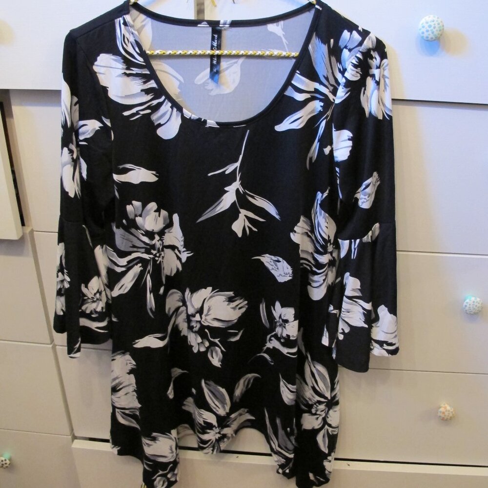 Tunic with Pockets Black and White Size Medium.  Super Soft and flattering